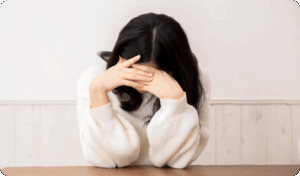 不登校で悩む母親の様子のイメージ像